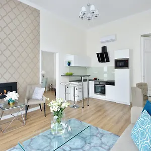 Julia Superior In The Center. Appartement
